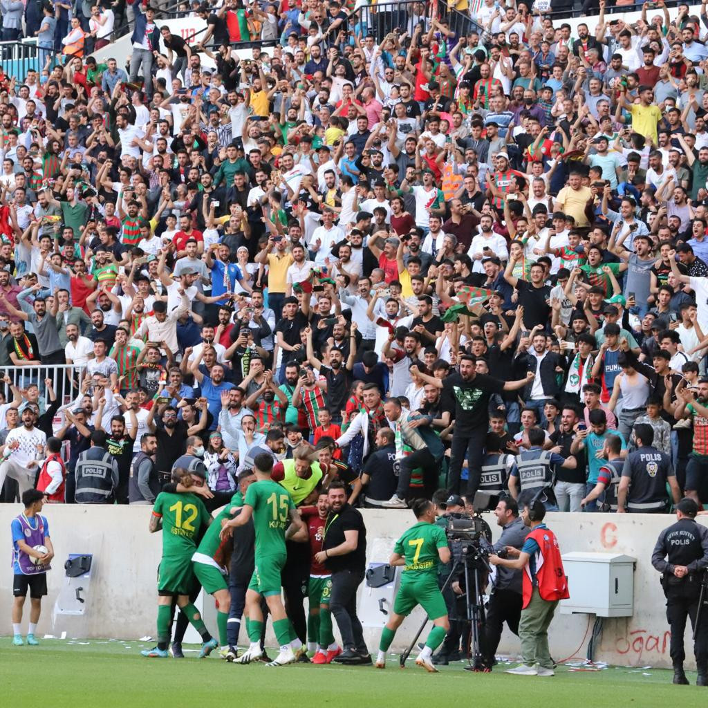 هاندەرانی ئامەدسپۆر